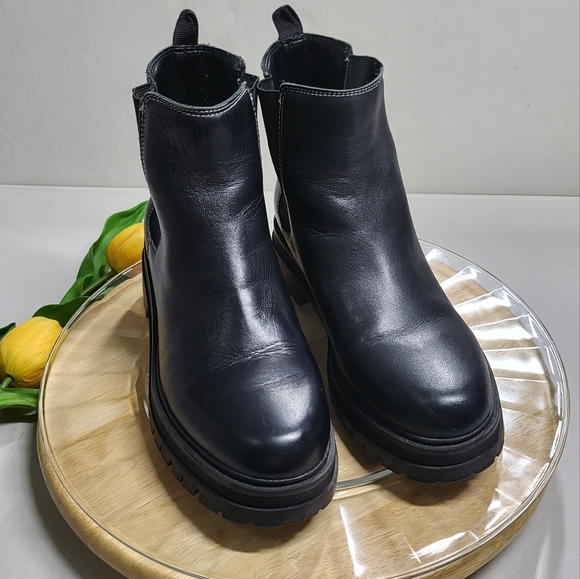 Marc Fisher Pietro Lug Sole Chelsea Boots in Black - Picture 4 of 17